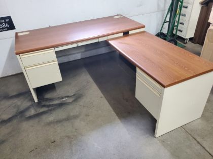 Picture of Hon Metal L Desk 66x75