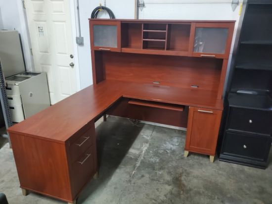 Picture of 72x72 Ldesk with Hutch