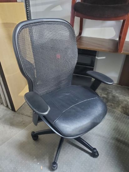 Picture of Black Mesh Desk Chair 